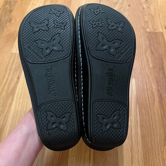 NWOB Alegria Carina Wrapture Thong Sandals in Black Silver Reptile Print 38 or 8 - Picture 4 of 4